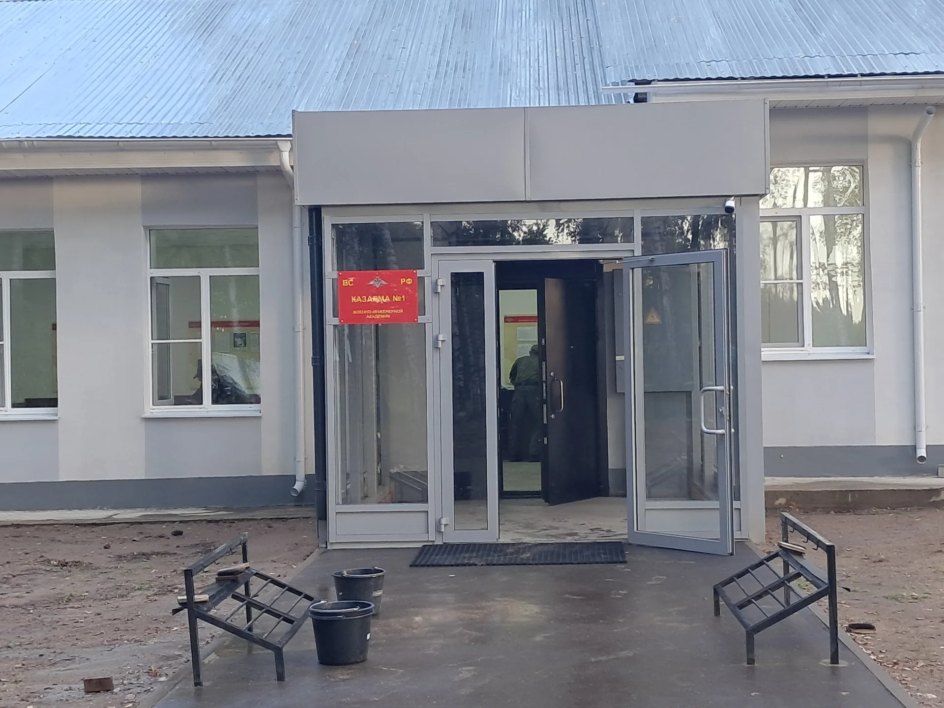 Остекленный входной тамбур административного здания